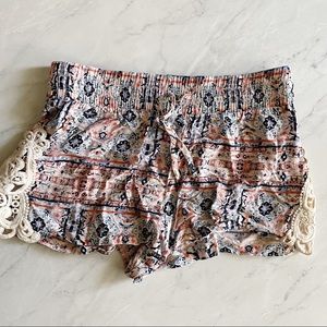 Fun cloth shorts with lace detail